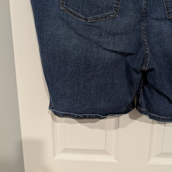 Lane Bryant Dark Denim Signature Fit Mid-Rise Boyfriend Shorts in Size 20 - Picture 9 of 13